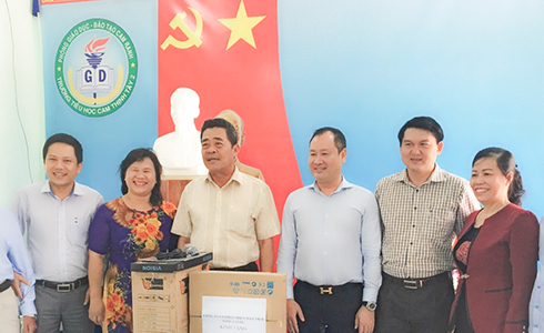 Giving 30 computers to 2 primary schools in Cam Ranh
